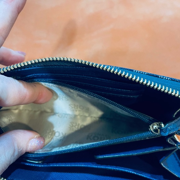 Michael Kors Zip around strikingly Beautiful Blue Wallet - Picture 6 of 11